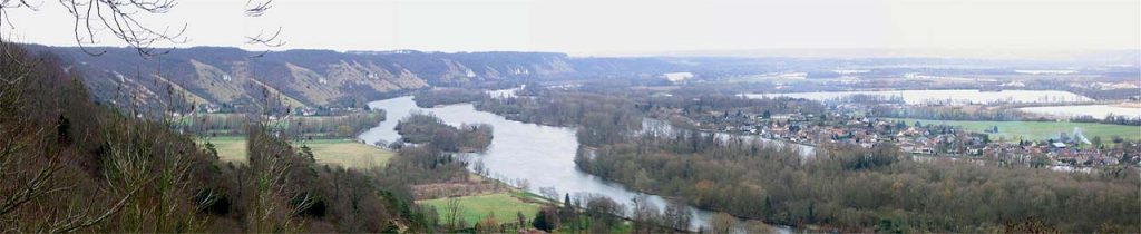 un panorama de la côte des deux amants, qui surplombe les lacs de Poses, à la confluence de l'Eure et de la Seine